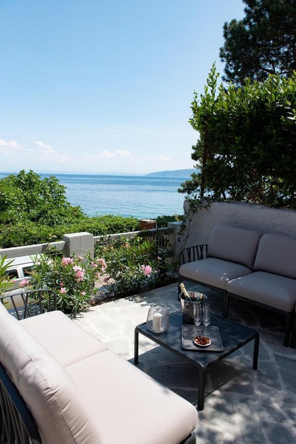 Beachfront Apartment Rosa Del Mar Jardin Moscenicka Draga Exterior photo