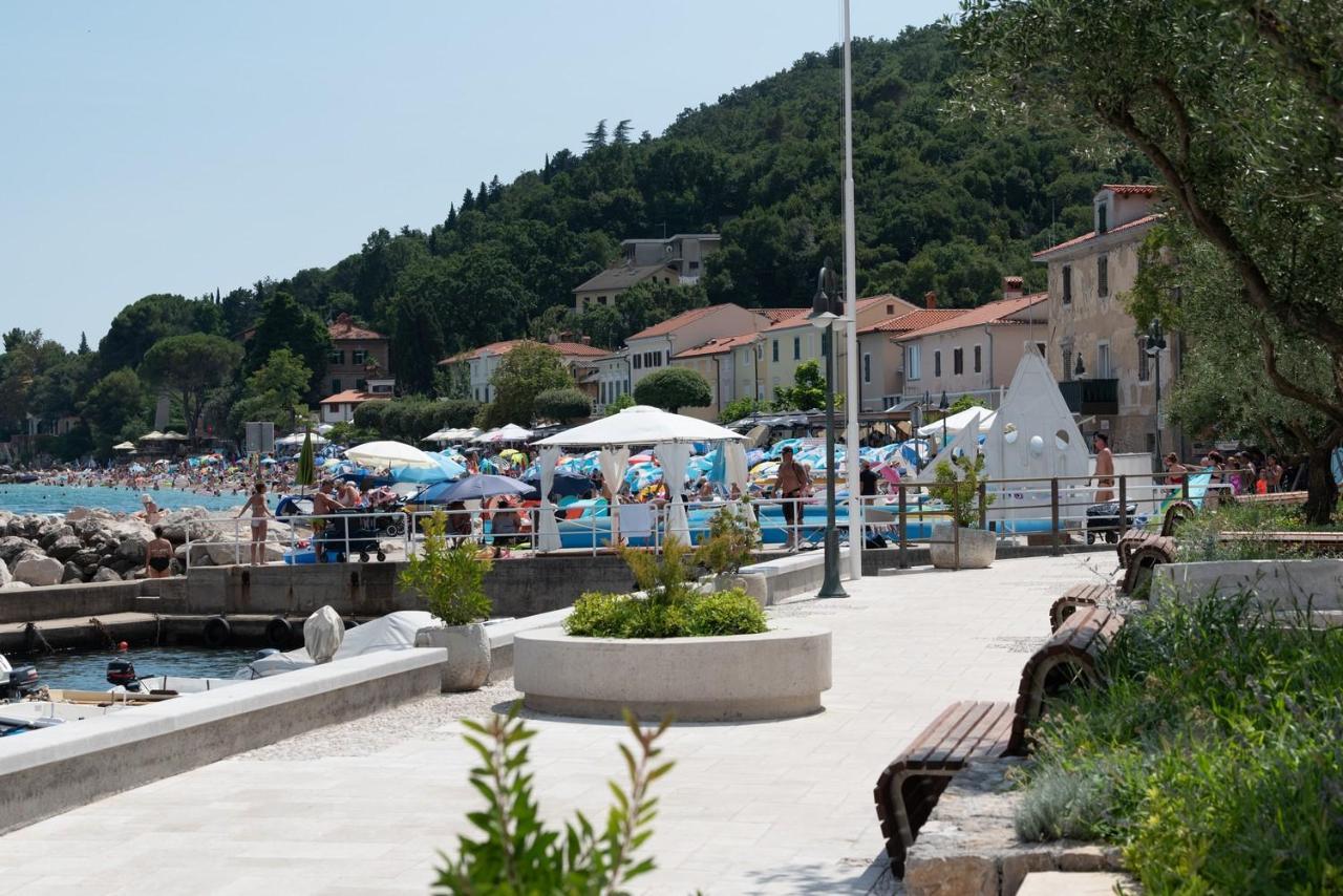 Beachfront Apartment Rosa Del Mar Jardin Moscenicka Draga Exterior photo